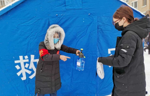 鐵選廠黨支部書記邱菊在為社區居民郵件消毒。